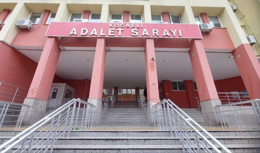 Kandıra ilçesinde meydana gelen trafik kazasında motosikletle çarpışan kamyonet sürücüsünün
