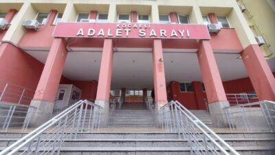 Kandıra ilçesinde meydana gelen trafik kazasında motosikletle çarpışan kamyonet sürücüsünün