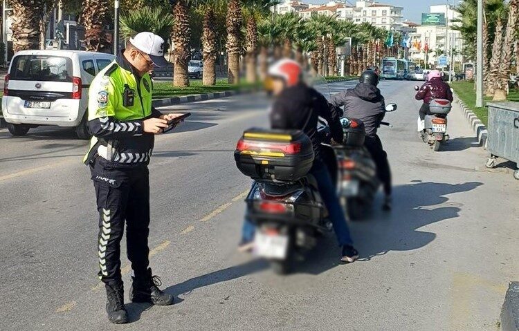 Manisa’da, emniyet trafik ekipleri tarafından motosiklet sürücülerine yönelik gerçekleştirilen 3