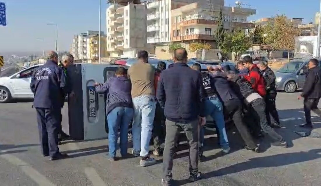 Nizip İlçesi Otogar Kavşağı’nda meydana gelen trafik kazasında iki aracın