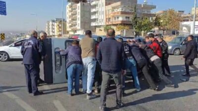Nizip İlçesi Otogar Kavşağı’nda meydana gelen trafik kazasında iki aracın