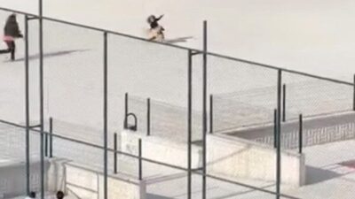 Çorum’da ilkokulun bahçesine giren başıboş köpek, teneffüste olan öğrencilere büyük