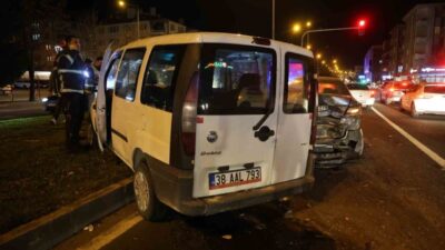 Nevşehir’de kırmızı ışıkta bekleyen otomobile çarpan hafif ticari araç sürücüsü