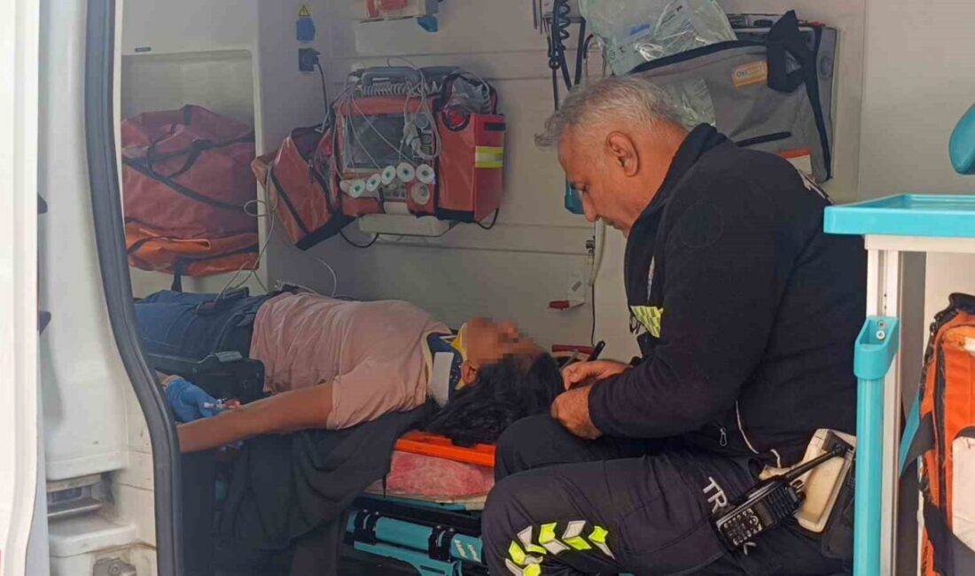 Manavgat ilçesinde bir kadın motosiklet sürücüsü, önündeki araca çarpmamak için