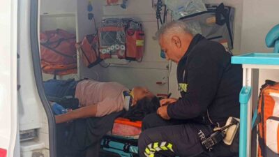 Manavgat ilçesinde bir kadın motosiklet sürücüsü, önündeki araca çarpmamak için