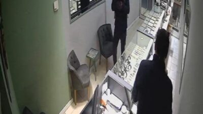 Fatsa ilçesinde bulunan bir kuyumcuda meydana gelen soygun anı, güvenlik