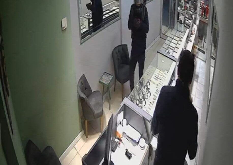 Fatsa ilçesinde bulunan bir kuyumcuda meydana gelen soygun anı, güvenlik