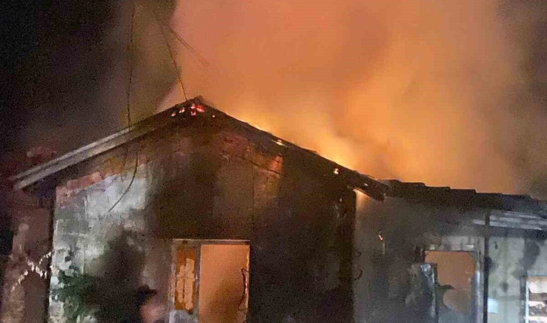 Muğla’nın Ortaca ilçesine bağlı Okçular mahallesinde tek katlı ahşap bir