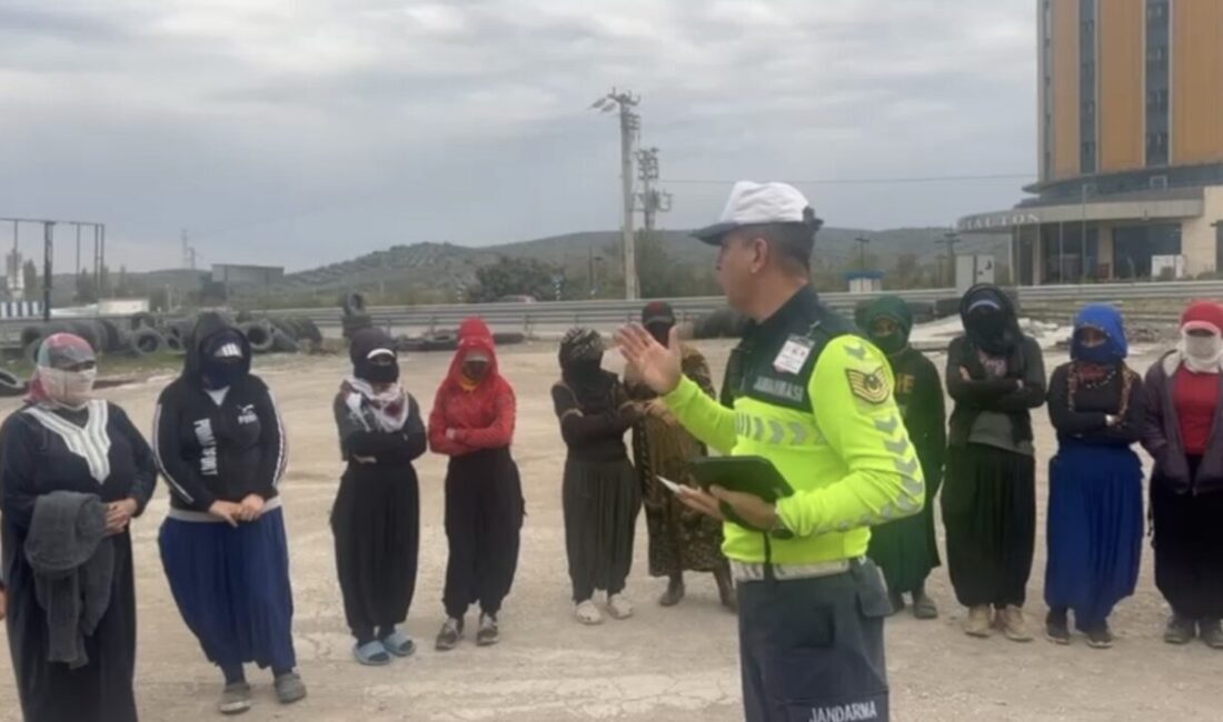 Osmaniye’de jandarma ekipleri tarafından durdurulan bir minibüste, kapasitenin üzerinde yolcu