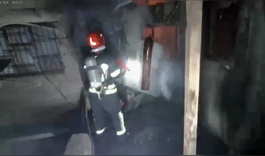 Osmaniye’de iki katlı ahşap bir evde çıkan yangın, ekiplerin zamanında