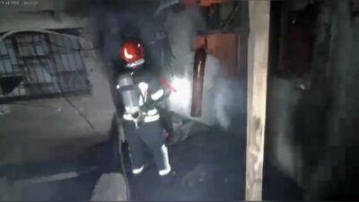 Osmaniye’de iki katlı ahşap bir evde çıkan yangın, ekiplerin zamanında