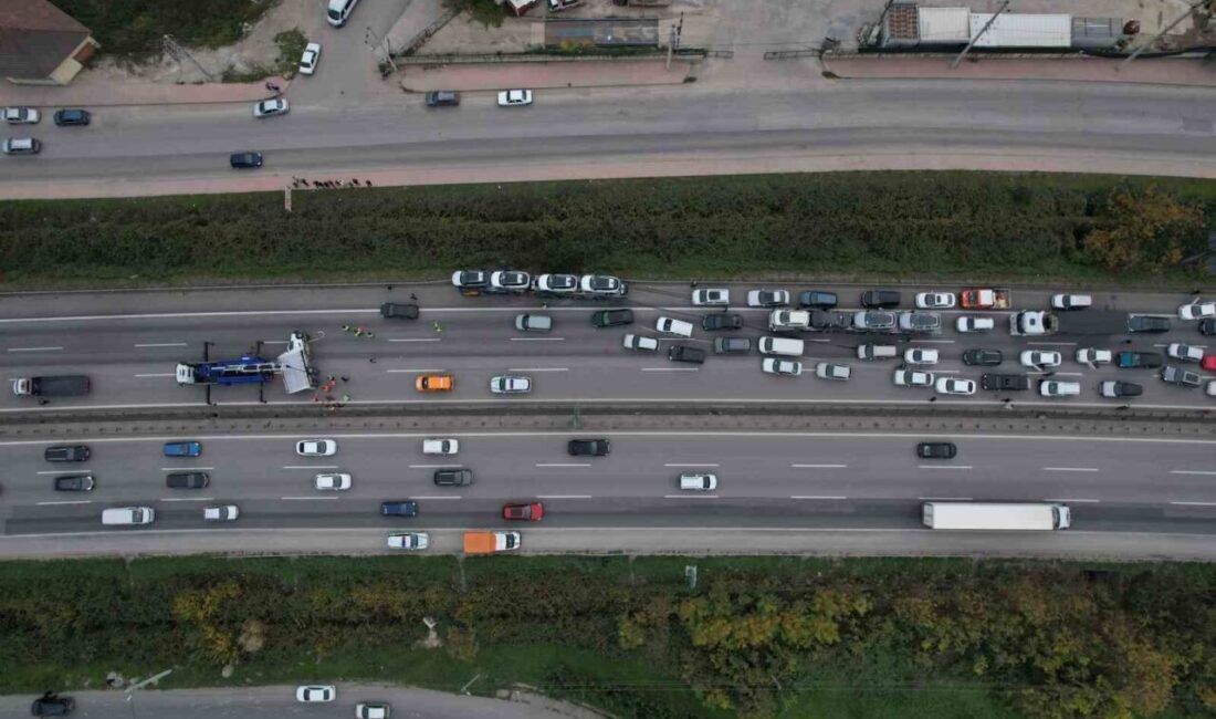 Sakarya’da Anadolu Otoyolu’nda meydana gelen trafik kazasında, SUV tipi araç