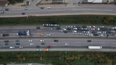 Sakarya’da Anadolu Otoyolu’nda meydana gelen trafik kazasında, SUV tipi araç