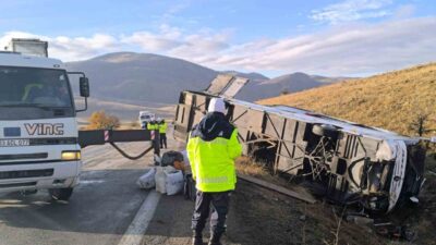 Afyonkarahisar’da meydana gelen otobüs kazasında 2 kişi hayatını kaybederken, 21