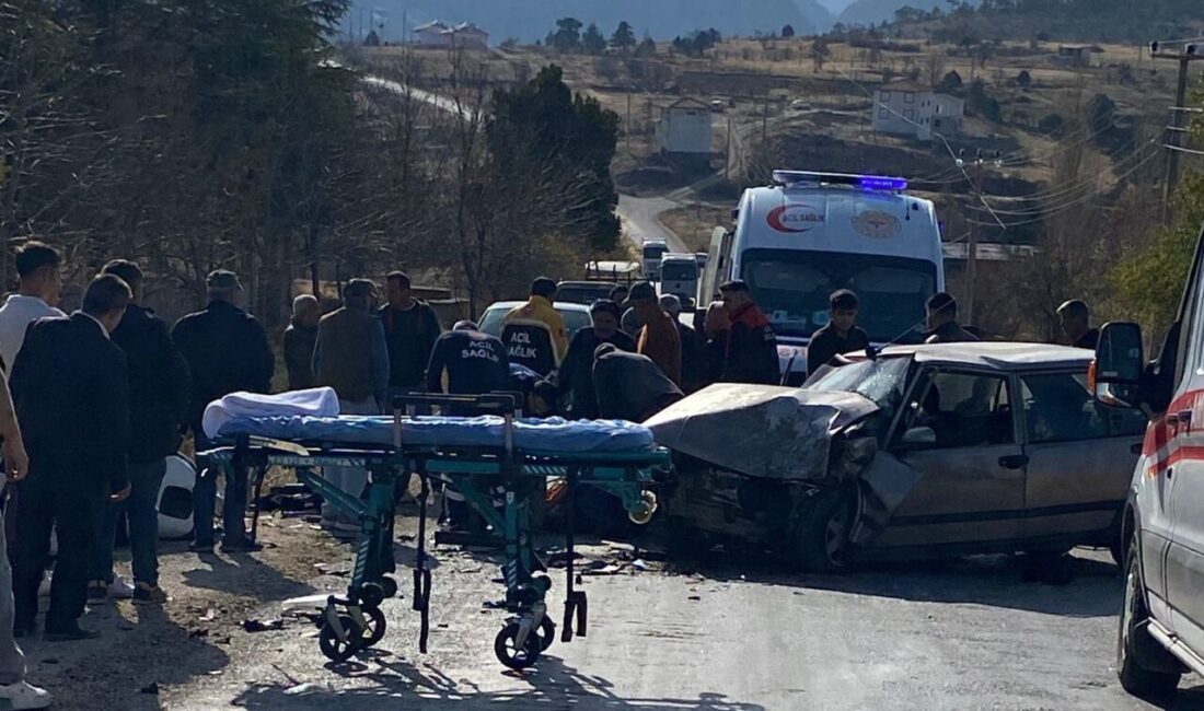 Konya’nın Derebucak ilçesinde otomobilin hafif ticari araçla çarpışması sonucu 3