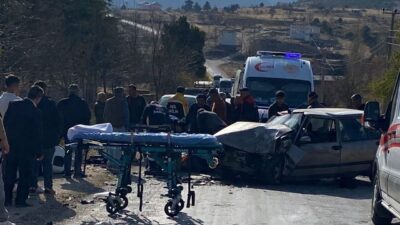 Konya’nın Derebucak ilçesinde otomobilin hafif ticari araçla çarpışması sonucu 3