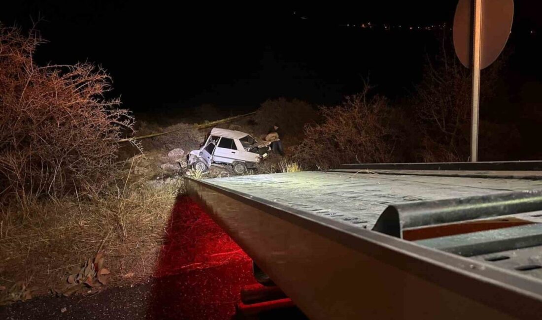 Kahramanmaraş’ta meydana gelen trafik kazasında, otomobilin hakimiyetinin kaybedilmesi sonucu kayalıklara