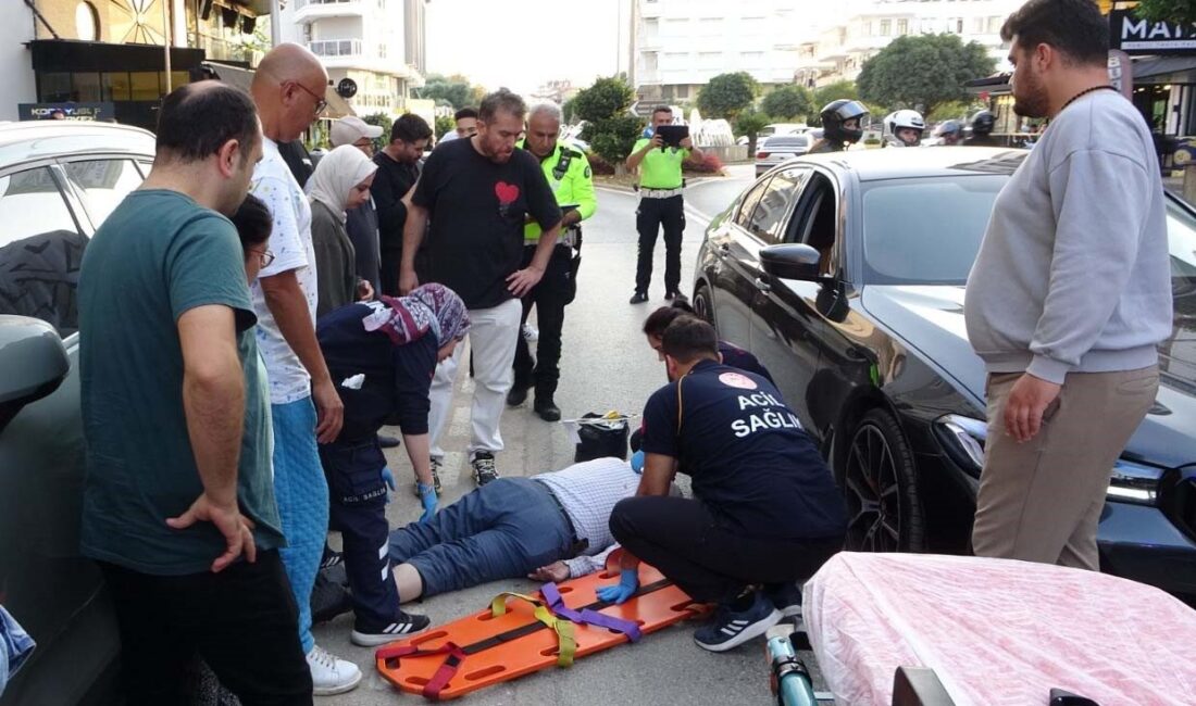 Manavgat ilçesinde bir otomobilin karşıya geçmeye çalışan yaya üzerine çarpması