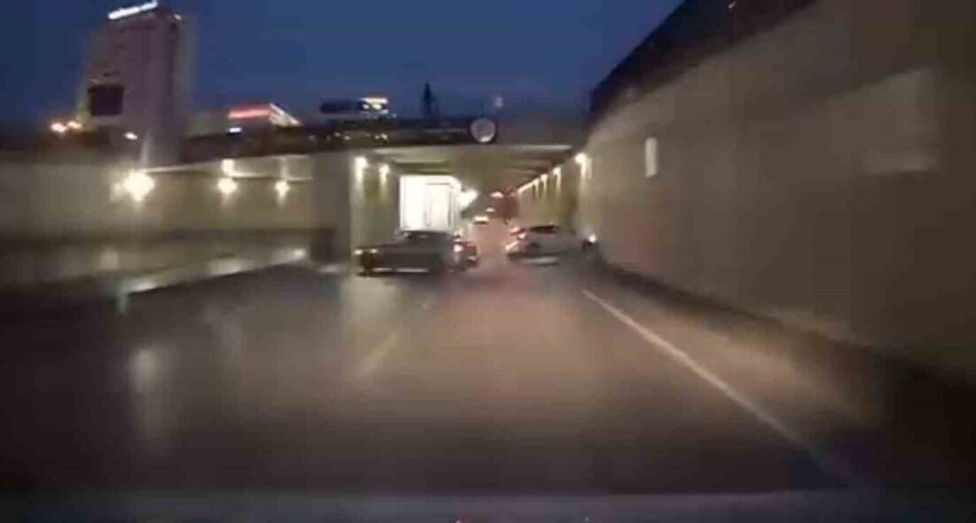 Adana’nın Yüreğir ilçesinde, bir sürücünün makas atarak kontrolünden çıkan otomobili,