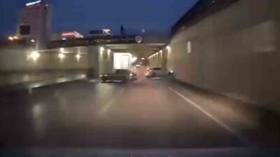 Adana’nın Yüreğir ilçesinde, bir sürücünün makas atarak kontrolünden çıkan otomobili,