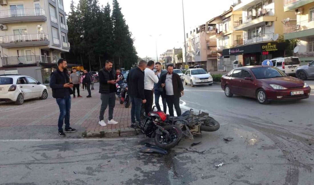 Manavgat ilçesinde meydana gelen trafik kazasında bir motosikletin otomobile çarpması