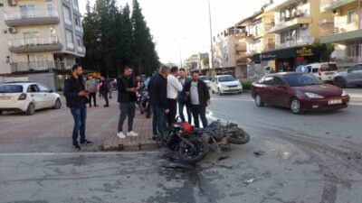Manavgat ilçesinde meydana gelen trafik kazasında bir motosikletin otomobile çarpması