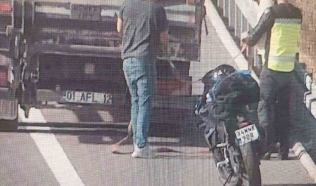Ankara Niğde Otoyolu üzerinde yakıtı biten bir motosiklet, ilerleyen bir