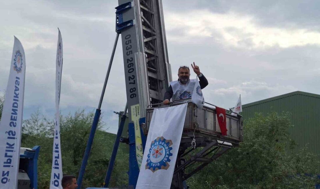 Öz İplik-İş Sendikası anayasal haklarını kullanmak için yaptıkları eyleme Karesi