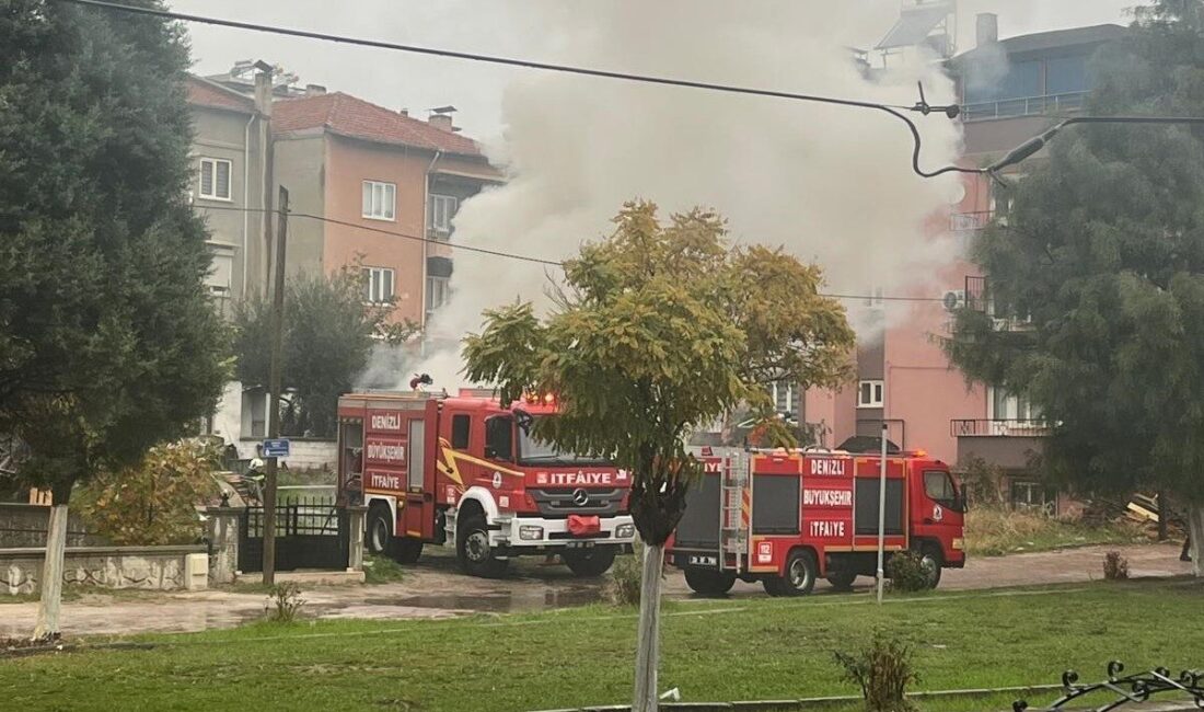 Denizli’de park halindeki bir minibüs, aniden çıkan yangın nedeniyle alevler
