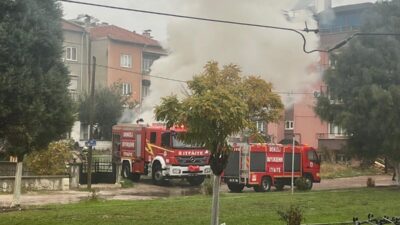 Denizli’de park halindeki bir minibüs, aniden çıkan yangın nedeniyle alevler