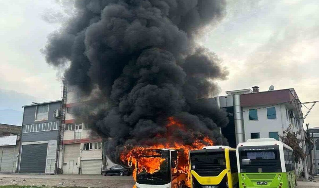 Bursa’da bakım için terk edilen otobüsler aniden alev topuna döndü.