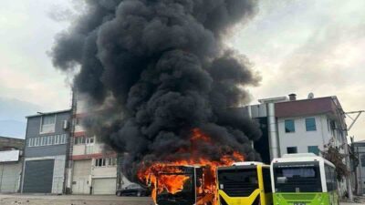 Bursa’da bakım için terk edilen otobüsler aniden alev topuna döndü.