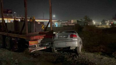 Çerkezköy ilçesinde bir otomobilin park halindeki bir tıra çarpması sonucu