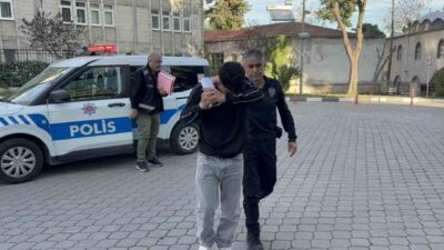 Samsun’un İlkadım ilçesinde polise direnme suçlamasıyla gözaltına alınan bir kişi,