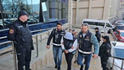 Zonguldak’ta polis ekipleri tarafından pos tefeciliği suçlamasıyla gözaltına alınan 3
