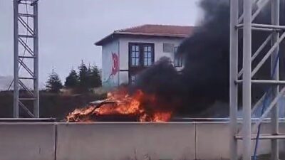 Pursaklar ilçesindeki bir araç yangın yerine dönüştü. Ankara’nın Pursaklar ilçesinde,