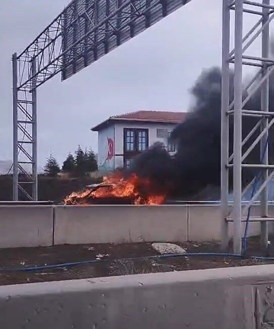 Pursaklar ilçesindeki bir araç yangın yerine dönüştü. Ankara’nın Pursaklar ilçesinde,