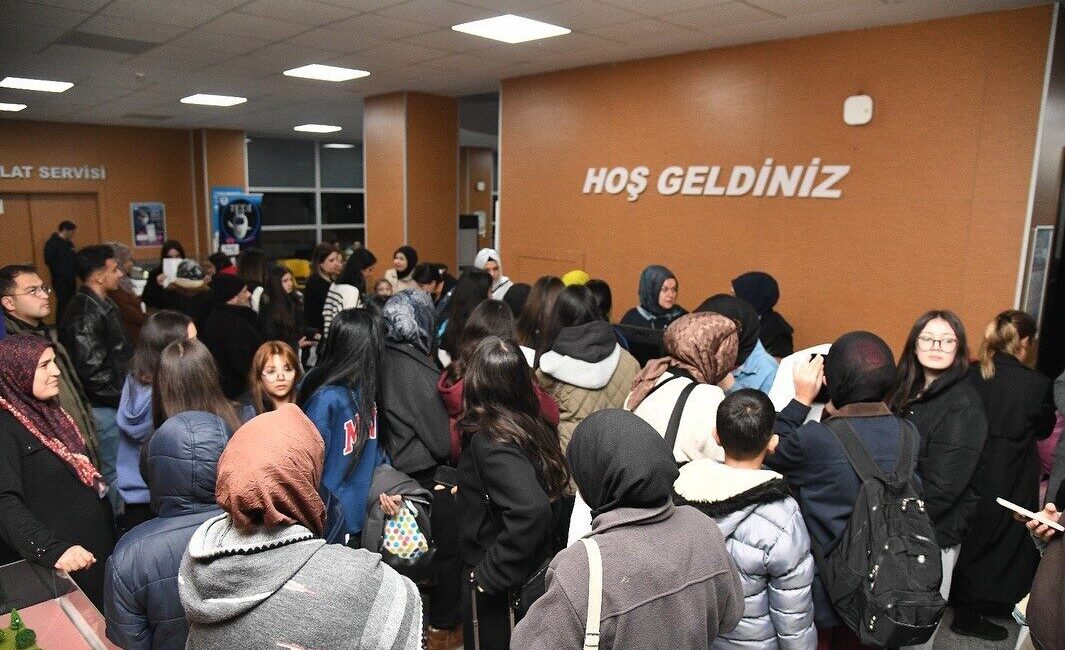 Pursaklar Belediyesi’nin düzenlediği Gençlik Kampı’na katılan 15-20 yaş arası genç