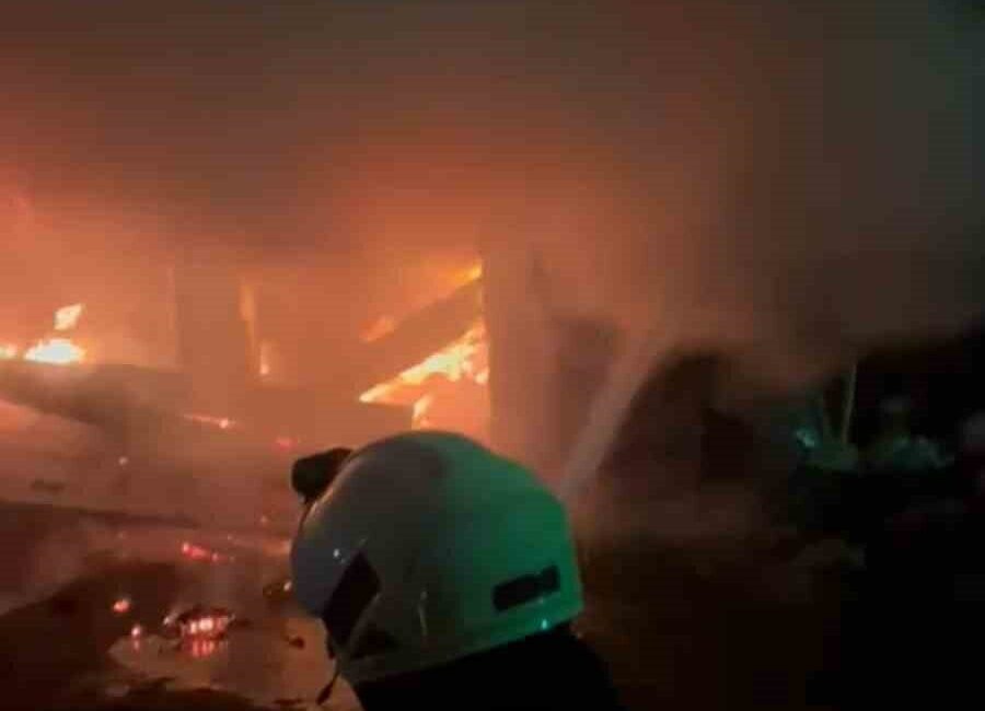Rize’de bir binanın kömürlüğünde çıkan yangın, üst katlara sıçrayabileceği endişesi