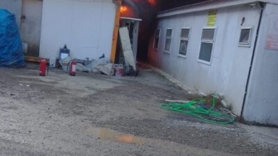 Rize ilinde bir inşaat şantiyesinde meydana gelen yangın, itfaiye ekiplerinin