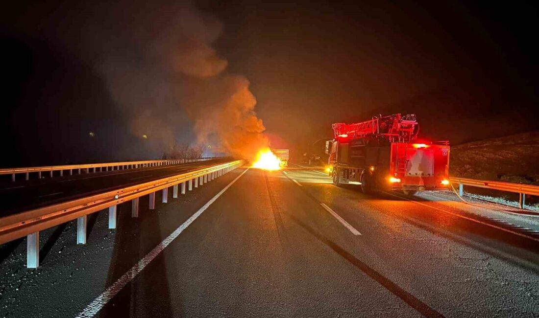 Elazığ’da, bir otomobil traktörün römorkuna çarpması sonucu alev alarak korkunç