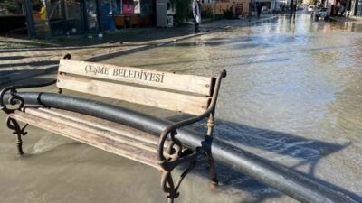 Çeşme ilçesinde yaşanan şiddetli yağışlar nedeniyle deniz seviyesinin yükselmesi ve