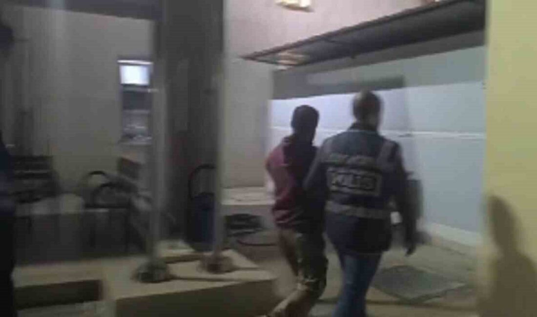 Hatay’ın Samandağ ilçesinde Emniyet Müdürlüğü ekipleri, aranan kişilerin yakalanmasına yönelik
