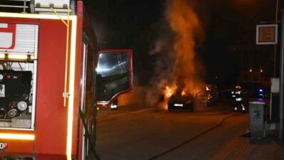 Samsun’un Vezirköprü ilçesinde park halinde bulunan otomobil çıkan yangında küle
