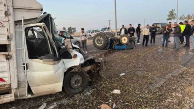 Birecik ilçesinde meydana gelen trafik kazasında, zeytin yüklü bir traktör