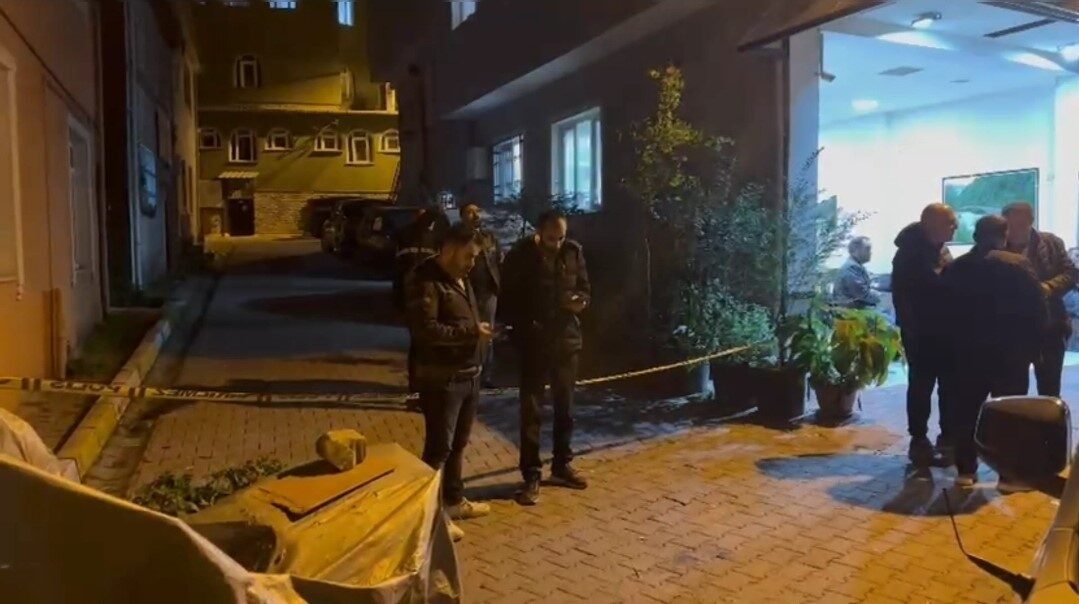 Sarıyer’de bir kişi yolda yürürken silahlı saldırıya uğrayarak yaralandı. Kaçan