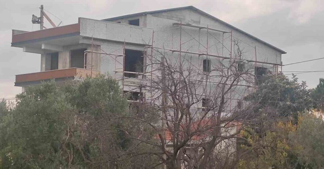Tekirdağ’ın Şarköy ilçesinde, Camikebir Mahallesi’nde yer alan dört katlı bir