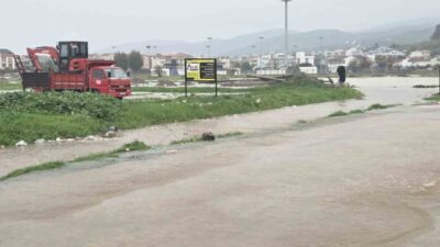 İzmir’in Dikili ve Foça ilçelerinde dün akşam başlayan sağanak yağışın