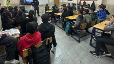 Selim ilçesinde gerçekleştirilen Trafik Dedektifleri Projesi kapsamında 65 öğrenciye hem