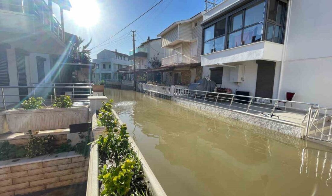 İzmir genelinde dün akşam saatlerinde başlayan şiddetli yağmur, Foça’da bazı